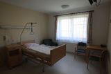 Třicet jednolůžkových prostorných pokojů pro pacienty v terminálním stadiu nemoci. Typicky onkologické pacienty, s předpokládanou délkou dožití 30 dní.