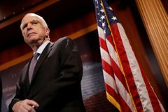 Zemřel americký senátor John McCain. Veterán z Vietnamu, který kritizoval Trumpa