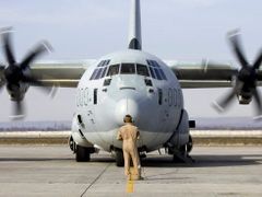 Letadlo Hercules-130 používané k přepravě vojáků a vojenského materiálu na základně Manas v Kyrgyzstánu