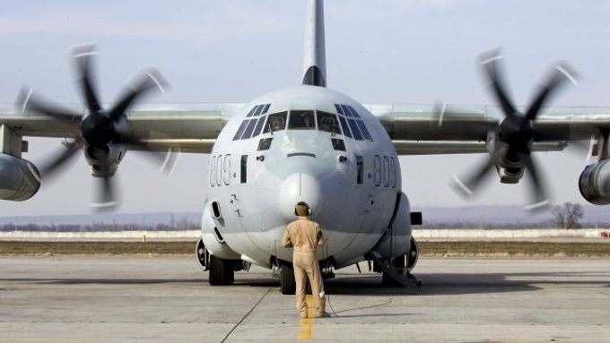 Letadlo Hercules-130 používané k přepravě vojáků a vojenského materiálu na základně Manas v Kyrgyzstánu