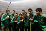 Mexičtí fotbalisté pózují před přípravným zápasem s USA se zlatými medailemi z Her v Londýně