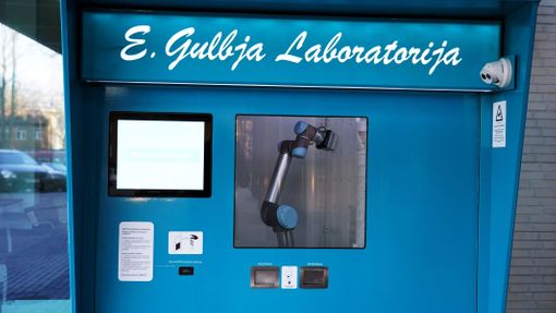 Lotyšsko začalo jako první země světa používat automaty na testy na koronavirus.
