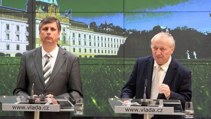 Kabinet svůj program předjednal v pondělí, od té doby obsah tajil. Na snímku premiér Jan Fischer s ministrem financí Janotou.