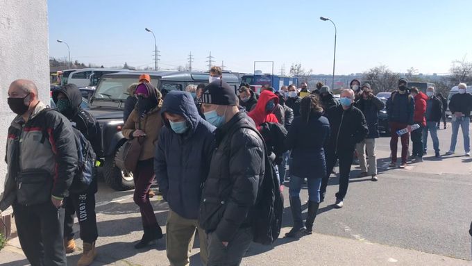 Desítky lidí čekaly ve frontě v době pandemie na pražském Bohdalci na registraci auta