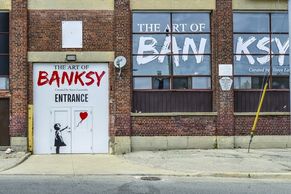 Reportáž: Banksy, vtipný, milovaný fantom ulic. Jen na výstavě ztrácí půvab