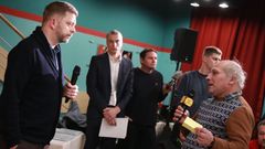 Předseda STAN a ministr vnitra Vít Rakušan při debatě s lidmi v Sokolově