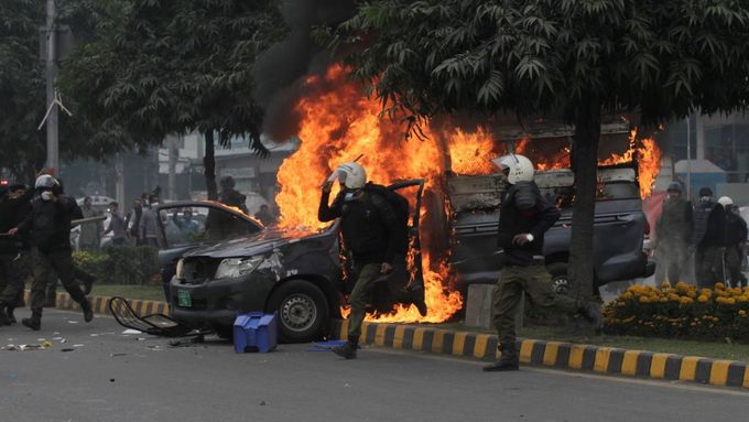 Pákistánská policie zasahuje při útoku právníků na nemocnici v Láhauru.