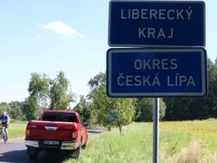 Silnice na dvou místech vyjíždí z hranic Libereckého kraje a zase se do něj vrací. Vždy se přitom změní charakter povrchu.