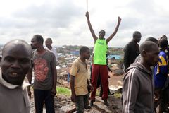 Keňani se před volbami prezidenta bouří. Mladí zapalují barikády, tři demonstranti zemřeli