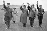 Ernst Röhm (třetí zprava) a pozdější velitel říšského letectva Luftwaffe Hermann Göring (vlevo od něj) na snímku z letiště v Mnichově. Pod Röhmovým velením se SA postupně profesionalizovaly. V roce 1925 se z nich vyčlenila elitní složka, ochranný oddíl SS (Schutzstaffel) pod velením Heinricha Himmlera.