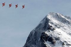 Švýcarská stíhačka zmizela v horách, letectvo pátrá po stroji i pilotovi