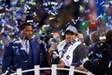 Russell Wilson - rozehrávač Seattlu Seahawks - se mazlí s trofejí pro šampióna NFL coby třetí nejmladší quarterback v historii...