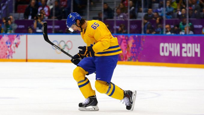Erik Karlsson: Přední hvězda NHL i olympiády v Soči. Jako obránce si drží průměr bodu na zápas. Teď bude učit hrát hokej talentované české obránce.