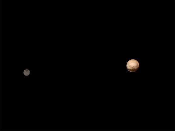 Pluto a jeho měsíc Charon.