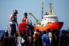 Itálie nechala obstavit loď Aquarius. Tvrdí, že podváděla s toxickým odpadem