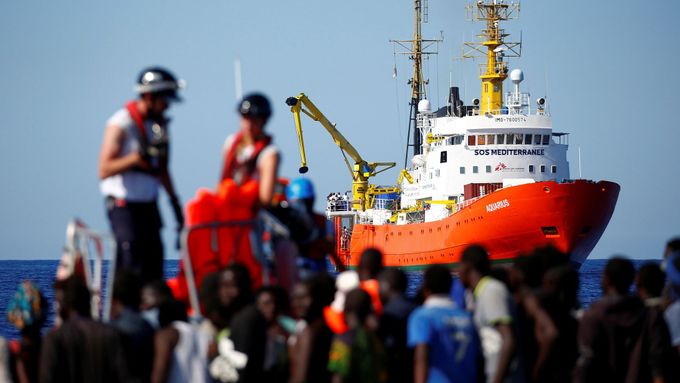 Loď Aquarius francouzské neziskové organizace SOS Méditerranée, na jejíž palubě se nachází přes šest stovek migrantů.