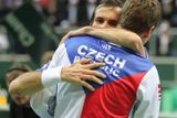 Radost, radost, radost... Radek Štěpánek a Tomáš Berdych na konci své cesty, kterou začali návratem prvního z dvojice do daviscupového výběru v roce 2007...