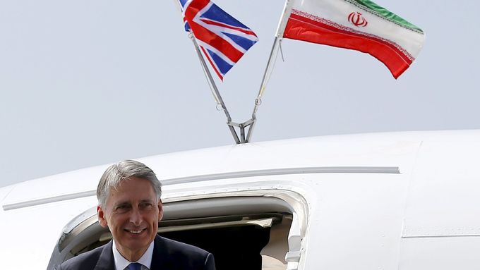 Britský ministr zahraniční Philip Hammond v Íránu, kam přiletěl znovuotevřít ambasádu.