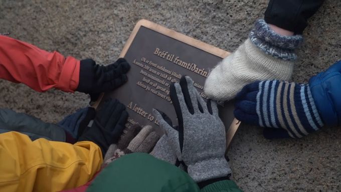 Na západě Islandu se lidé slavnostně rozloučili s ledovcem