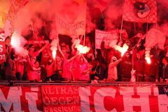 Fotbal, Liga mistrů, Bayern - Dortmund: Dante fanoušci Bayernu