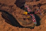 Rakouský fotograf Joerg Mitter fotil piloty závodu Red Bull Air Race nad Velkým kaňonem v Arizoně. Na snímku je stroj českého pilota Martina Šonky.