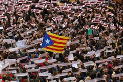 Španělský ústavní soud zrušil deklaraci o nezávislosti Katalánska. Lidé mezitím blokují ulice