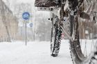 Jezděte na kole i v mrazech, nabádá švédský dopravce. Dobrovolníkům nabízí zimní gumy