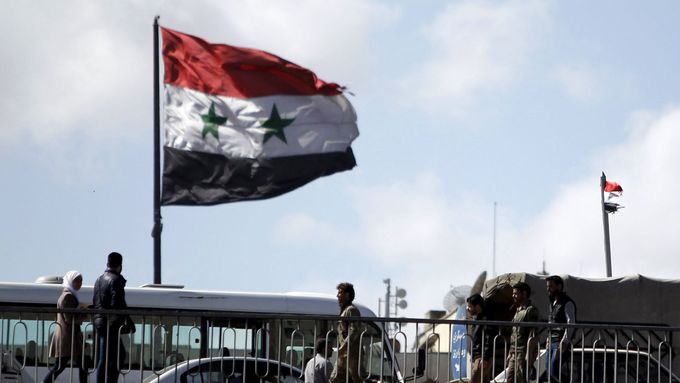 Syrská vlajka v Damašku. Ilustrační foto.