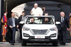Papež se zranil v papamobilu během cesty po Kolumbii. Má jen roztržené obočí, tvrdí Vatikán