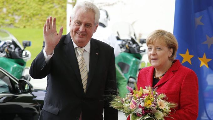 Miloš Zeman na státní návštěvě Berlína. Kancléřce Merkelové přivezl kytici. Snímek z 26. června 2013.