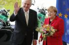 Miloš Zeman na státní návštěvě Berlína. Kancléřce Merkelové přivezl kytici. Snímek z 26. června 2013.