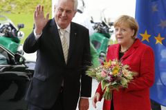 Fanoušci i odpůrci Merkelové se chystají na její příjezd. Střetnou se nejspíš na Hradčanech