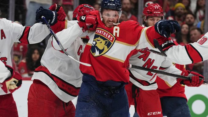 Matthew Tkachuk se při souboji s hráči Caroliny ocitl v oslabení