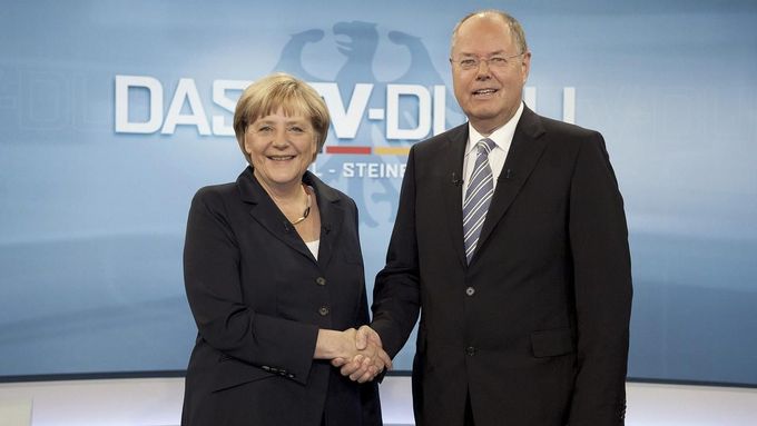 Německá kancelářka Angela Merkelová a její opoziční soupeř Peer Steinbrück v jediném televizním duelu před volbami 2013