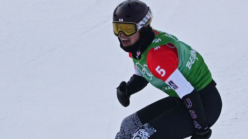 Lindsey Jacobellis v cíli olympijského snowboardcrossu.
