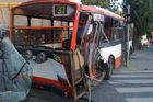 Při srážce autobusu a trolejbusu v Ústí se zranilo osm lidí. Dopravu řídí policie