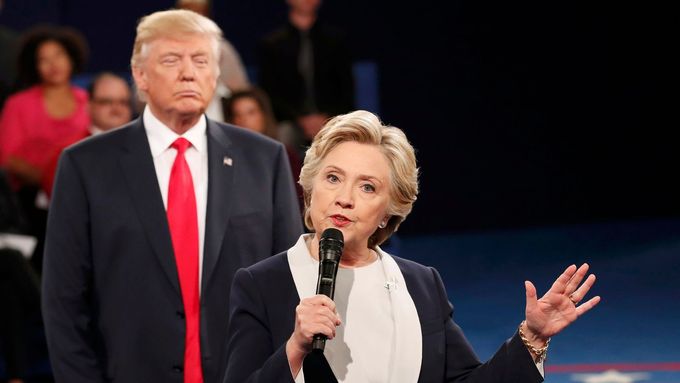 Nevěřicný výraz ve tváři Hillary Clintonové v reakci na jeden z Trumpových výpadů během debaty.