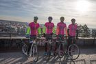 Všech sedm mužů se jízdě na koloběžce věnuje ve volném čase, na focení se tedy sešli čtyři z odvážlivců, kteří chtějí příští rok zdolat Giro d'Italia.