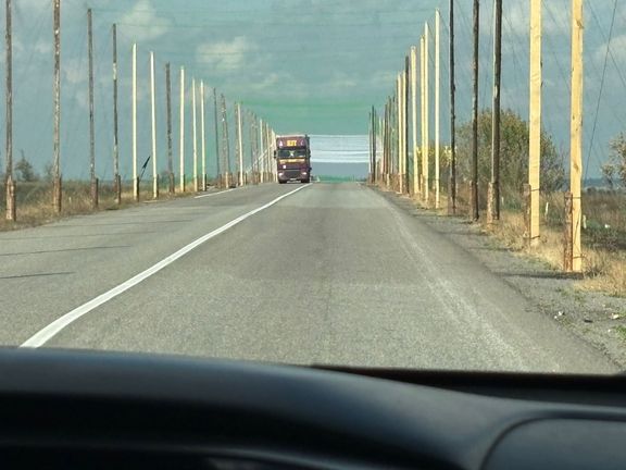 Cesta pod protidronovými sítěmi.