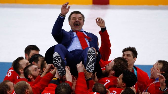 Oleg Znarok měl vést ruské hokejisty za obhajobou olympijského zlata, nakonec je všechno jinak.