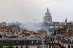V Paříži se po výbuchu zhroutila budova americké školy, nejméně 37 lidí je zraněných