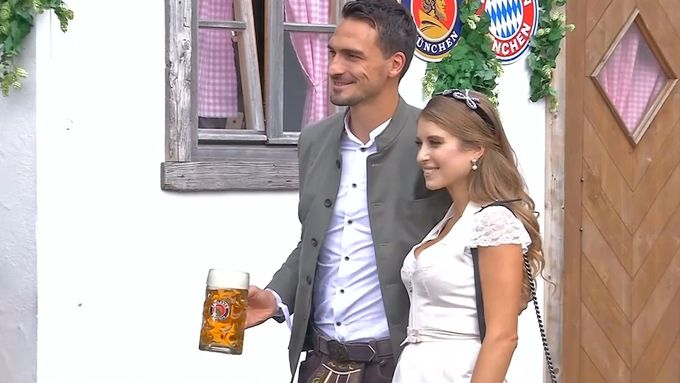 Hráči Bayernu vyměnili míč za půllitry. Navšítivili Oktoberfest