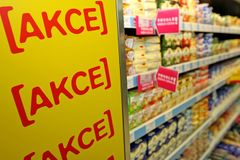 Hypermarketům dává přednost rekordní počet Čechů. Malé prodejny dál ztrácejí