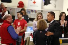 Bouře zastínila Romneyho, ve světle ramp je Obama