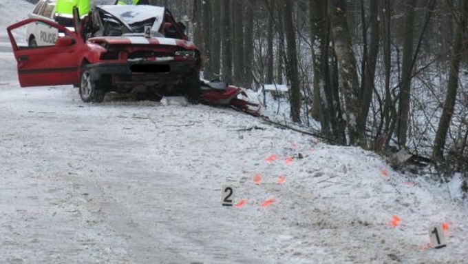 Opel vjel do stromů, spolujezdec je mrtvý