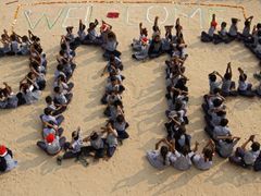 Školáci vytvářejí logo nového roku v indickém Ahmadábádu.