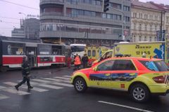 Po srážce auta s tramvají skončili dva lidé v nemocnici