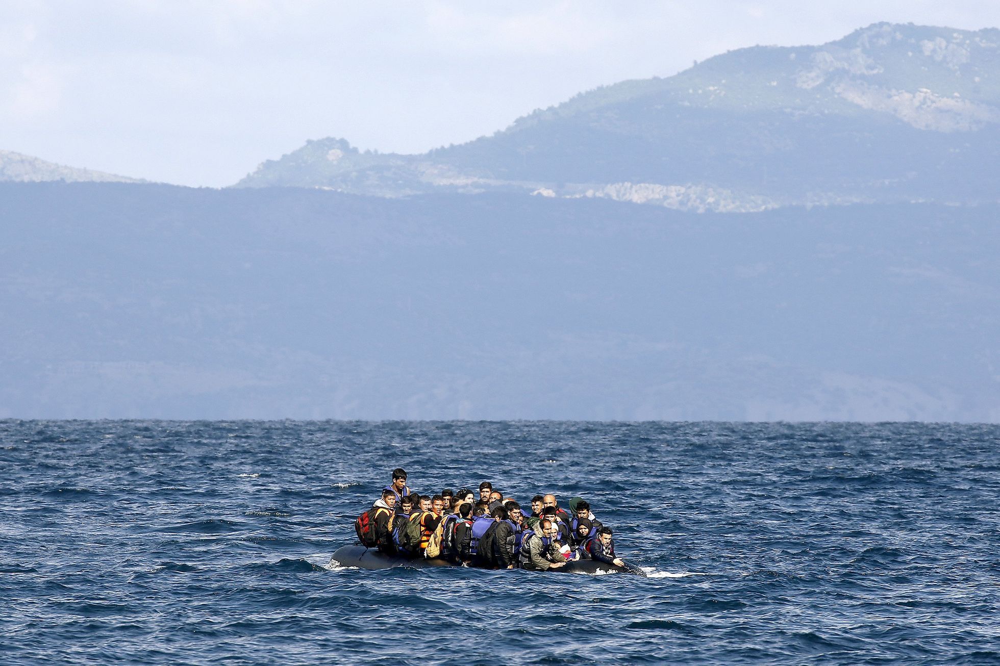 Afghánští uprchlíci na lodi poblíž řeckého ostrova Lesbos.