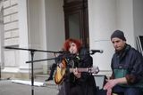 Na místě shromáždění odpůrců neonacistů hrála hudba, jako zde zpěvačka Mucha.
