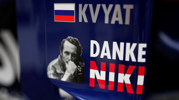 Vzpomínka na NIkiho Laudu při Velké ceně formule 1 v Monaku na vozu Toro Rosso Daniila Kvjata